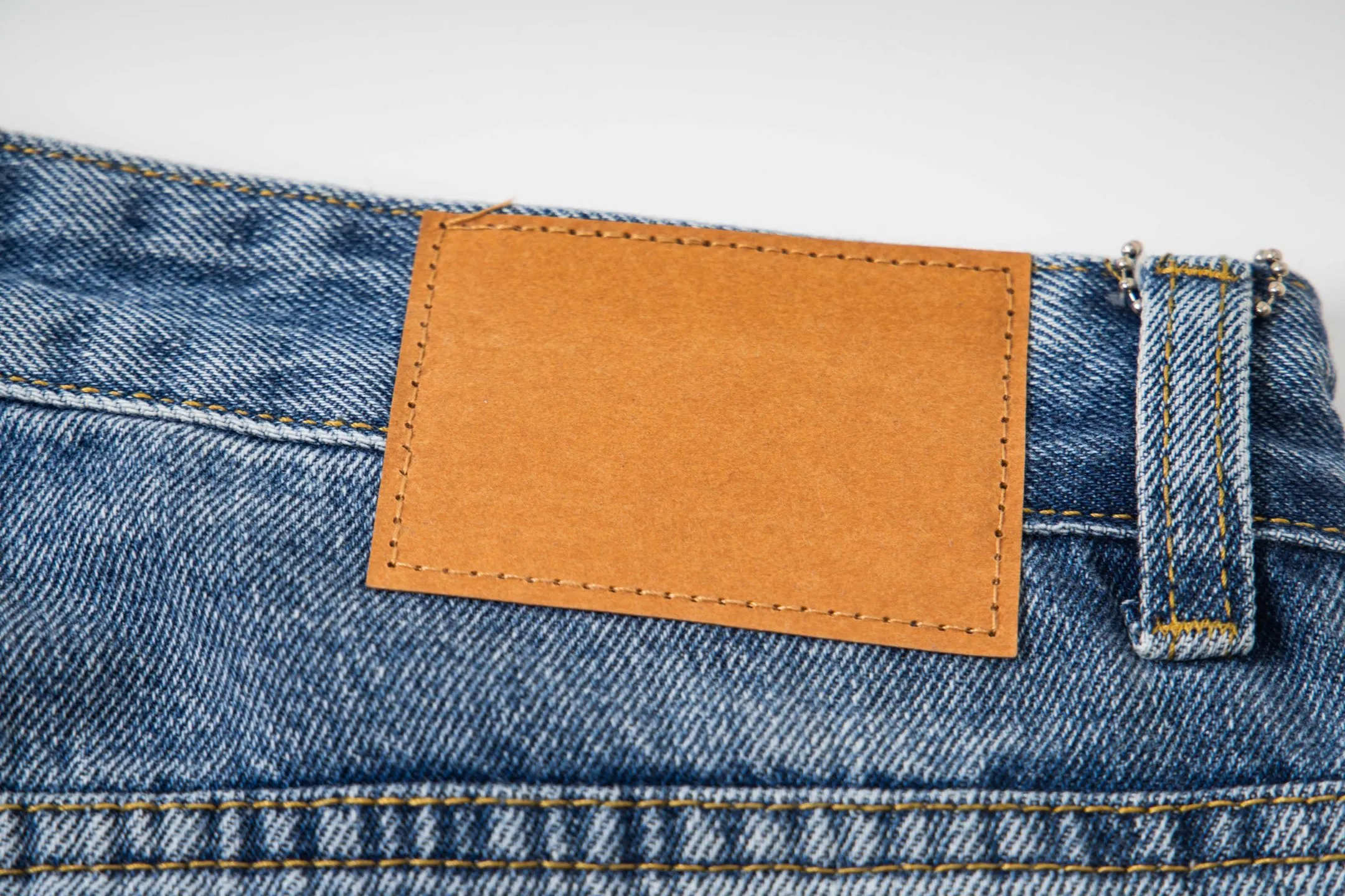 P260 Chrome Hearts Light Blue Pants Sanskrit Red and White Leather Jeans CH jeans need to be washed and then dismantled and hand-stitched with sheepskin cross leather and then spliced ​​together. The whole piece has too many craftsmanship to explain. The patchwork cross pattern is embellished, and the high-waisted washed jeans! ! Absolutely high-end luxury products, god-level single products and super popular products, made with top heavy industry, a must-see magic weapon. Customized hardware. The fabric is thick and soft after washing. It has good breathability. Customized small leather label. Unique design. The details are simple and elegant, and the workmanship is exquisite. The entire trousers are neatly routed and the details are in place! It’s so cool that both men and women can easily control the genderless trend! Style number: 1802# Color: blue Size: 28 30 32 34